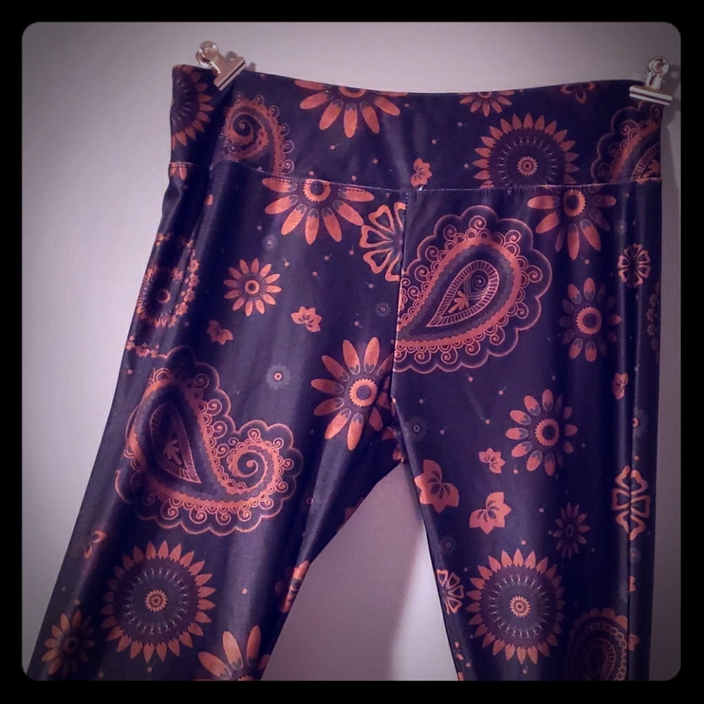 Lavish Black Paisley Print Leggings
